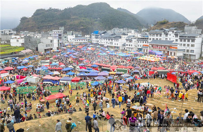 隆林苗族跳坡节 各族同乐满山坡